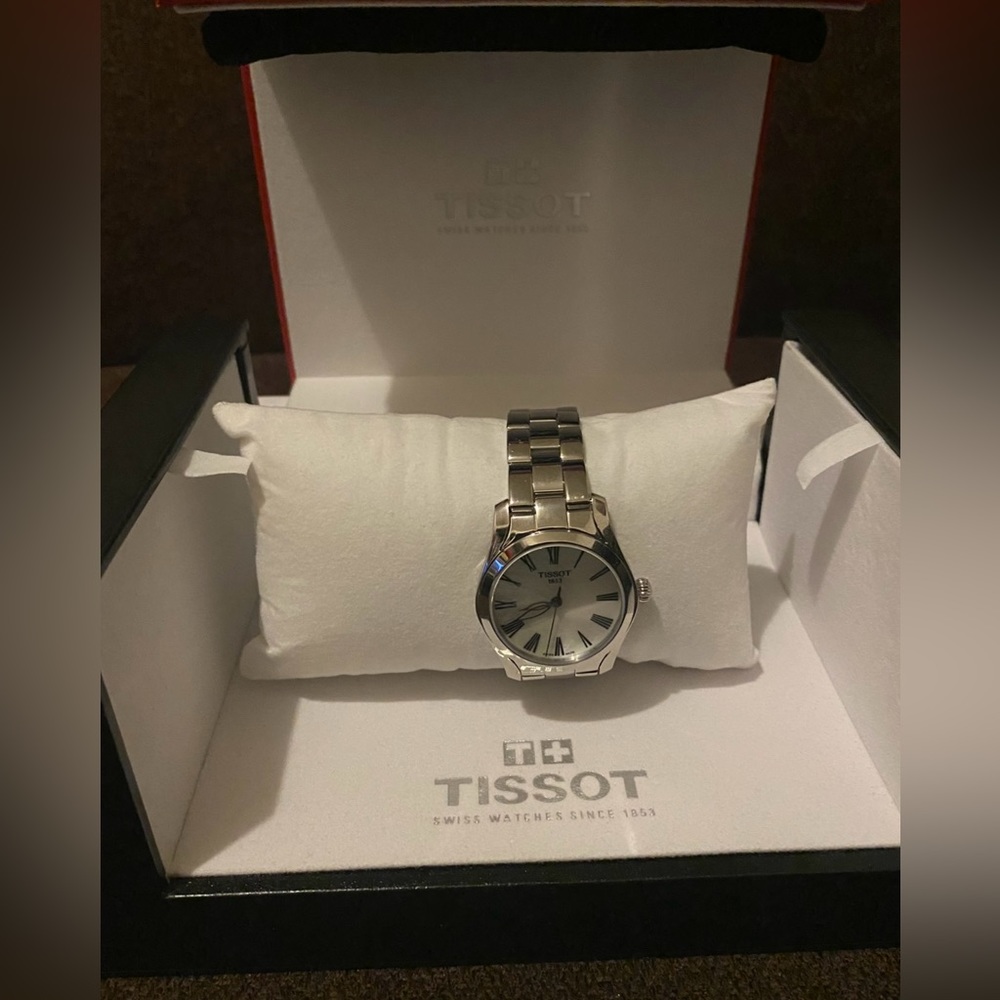 TISSOT LIKE NEW WOMEN’S STAINLESS STEEL 30MM. Only worn once. Comes with box.